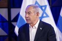 El primer ministro israelí Benjamin Netanyahu habla mientras se reúne con el presidente Joe B ...