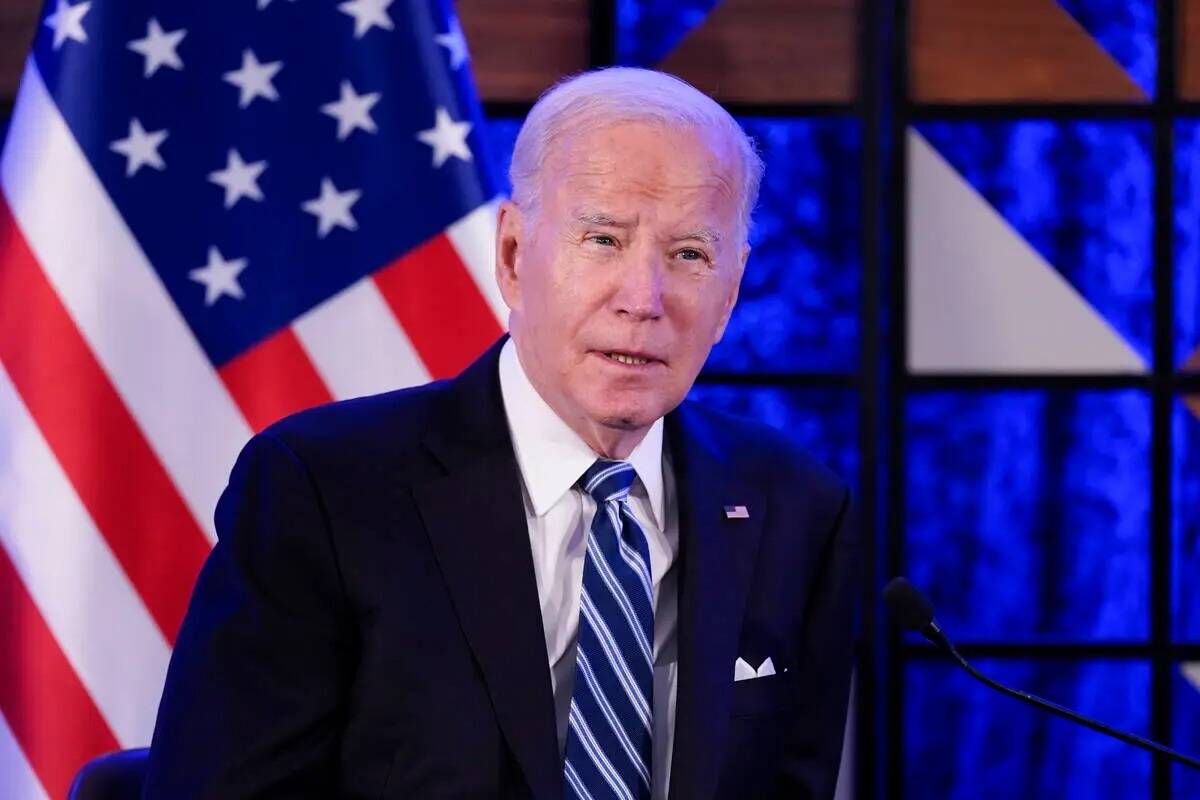 El presidente Joe Biden habla mientras se reúne con el primer ministro israelí Benjamin Netan ...