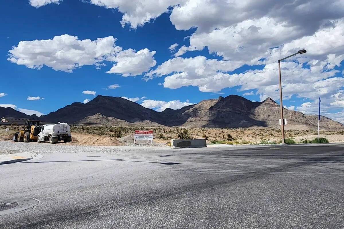 Un urbanizador planea construir 92 parcelas en este terreno de la zona oeste de Summerlin. (Ciu ...