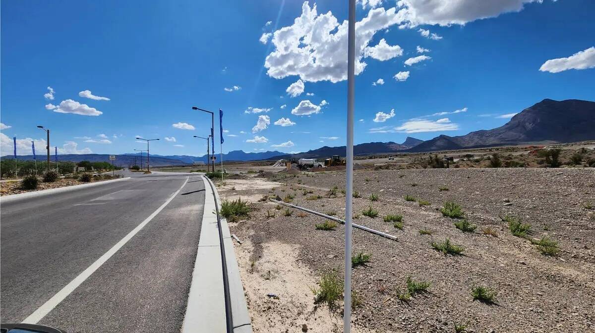 Un urbanizador planea construir 92 parcelas en este terreno de la zona oeste de Summerlin. (Ciu ...