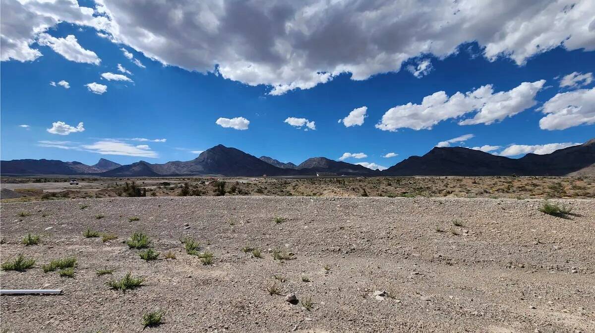 Un urbanizador planea construir 92 parcelas en este terreno de la zona oeste de Summerlin. (Ciu ...