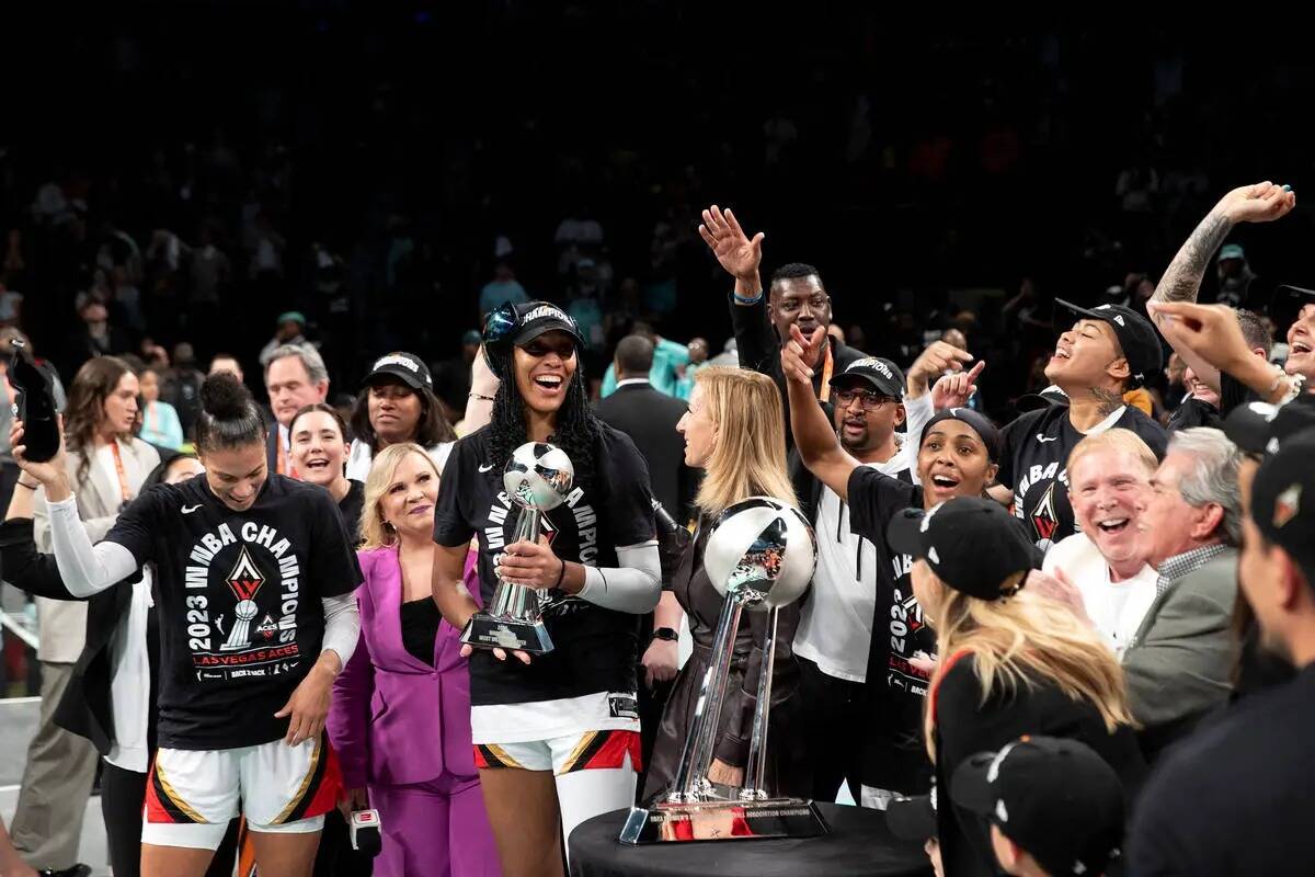 La alera de Las Vegas Aces A'ja Wilson (22) acepta el trofeo a la Jugadora Más Valiosa de la s ...