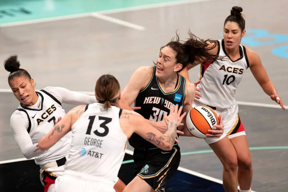 La alera del New York Liberty Breanna Stewart (30) conduce hacia el aro pero comete una falta o ...