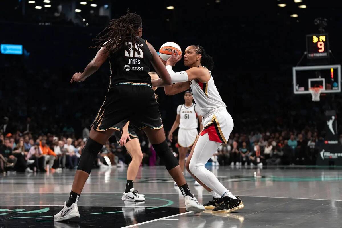 La alera de Las Vegas Aces A'ja Wilson (22) se agacha para lanzar contra la alera de New York L ...