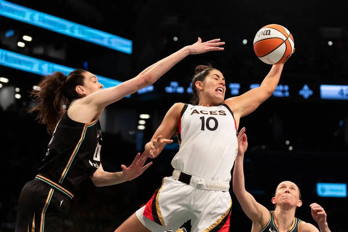 La escolta de Las Vegas Aces Kelsey Plum (10) coge un rebote de la alera de New York Liberty Br ...