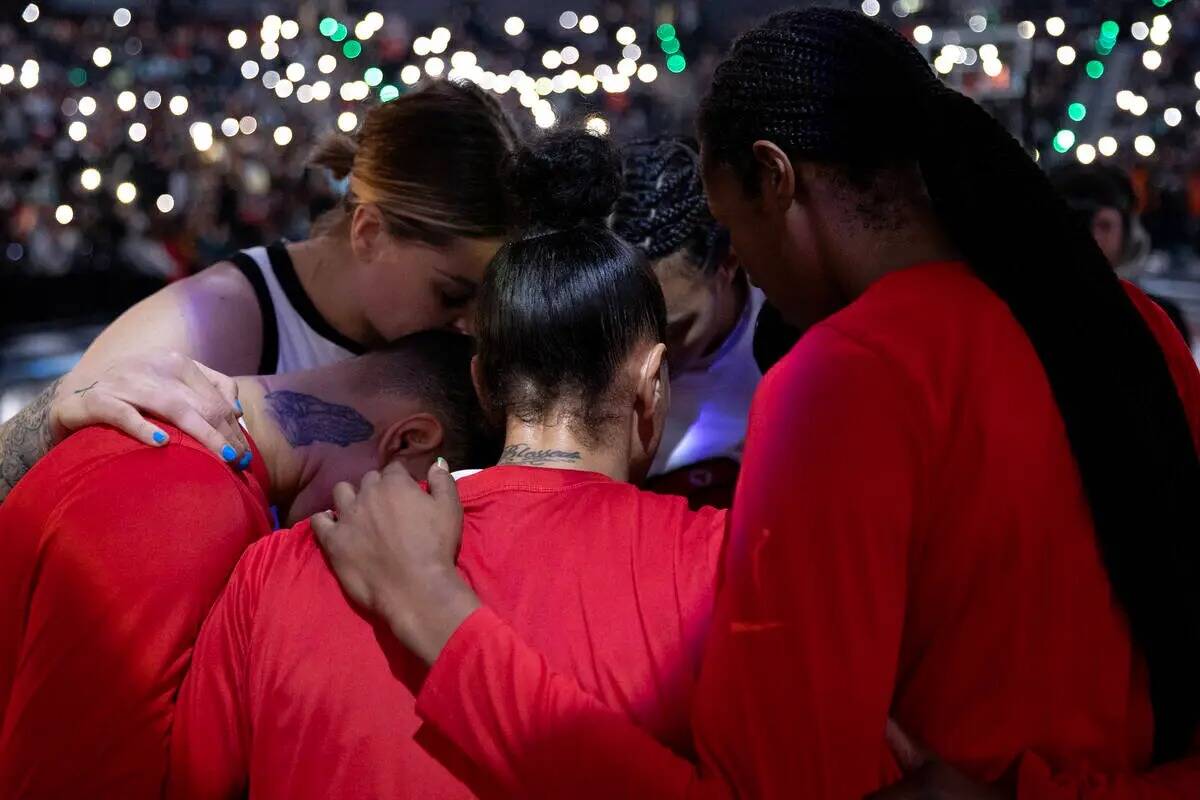 Las Vegas Aces se reúnen antes del cuarto partido de la final de básquetbol de la WNBA contra ...