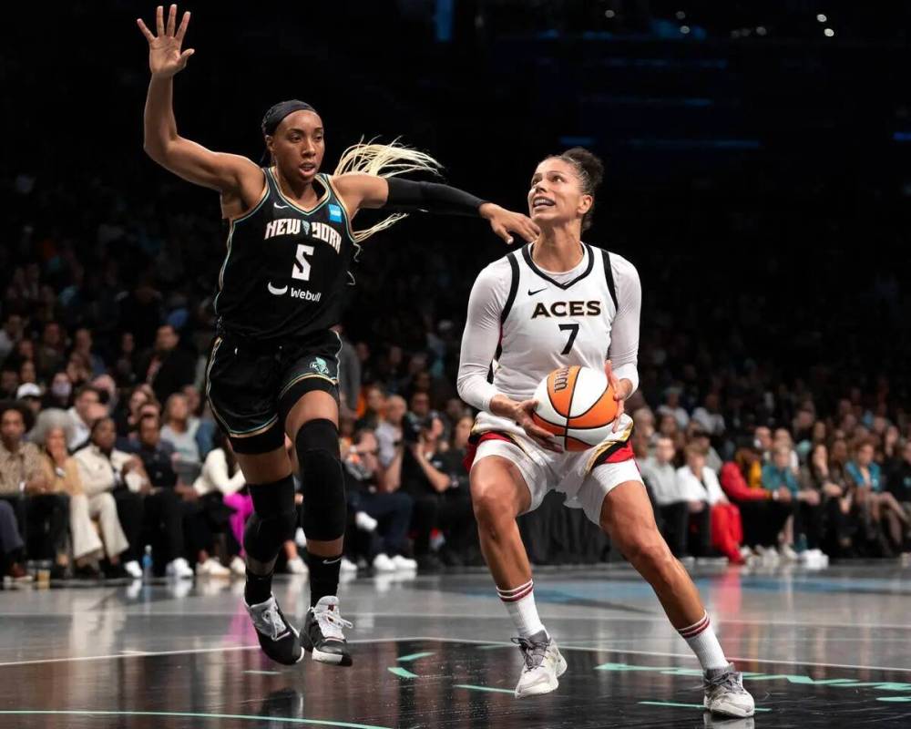 La alera de Las Vegas Aces Alysha Clark (7) se mueve para lanzar contra la alera de New York Li ...