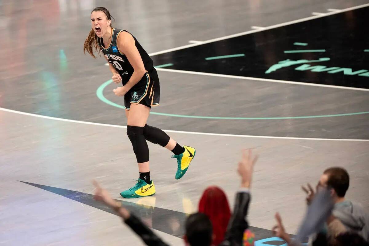 La escolta de las New York Liberty Sabrina Ionescu (20) celebra tras anotar durante la segunda ...