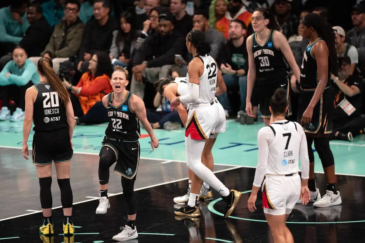 La escolta de las New York Liberty Courtney Vandersloot (22) reacciona después de que su equip ...