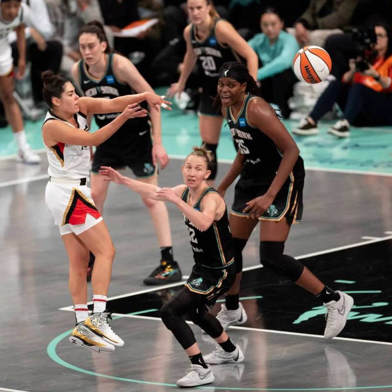 La escolta de Las Vegas Aces Kelsey Plum (10) pasa por la cancha mientras la escolta de New Yor ...