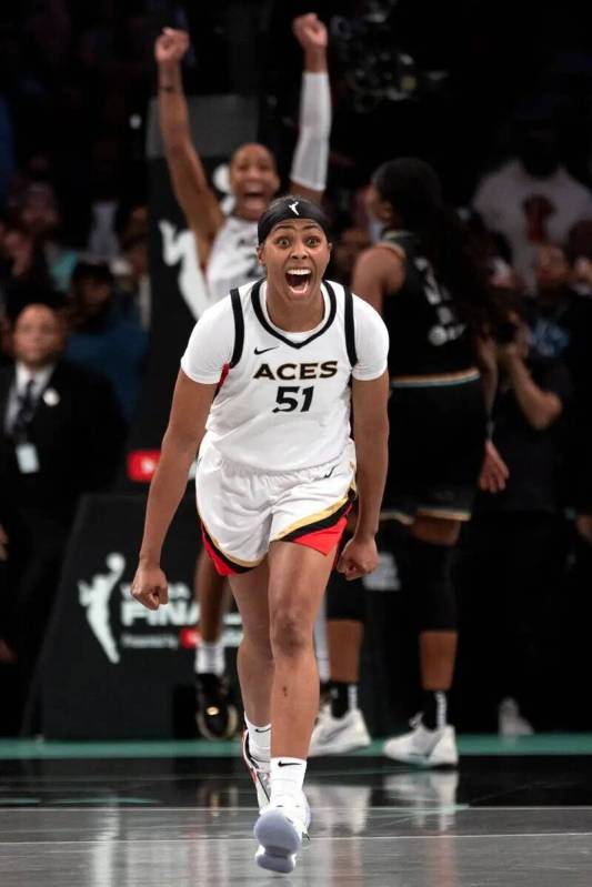 durante la segunda mitad del cuarto partido de la final de básquetbol de la WNBA contra las Ne ...