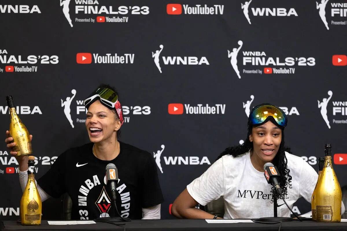 La alera de Las Vegas Aces Alysha Clark (7) y la alera de Las Vegas A'ja Wilson (22) hablan dur ...