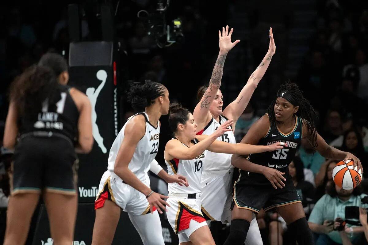 La alera del New York Liberty Jonquel Jones (35) se enfrenta a la alera de Las Vegas A'ja Wilso ...