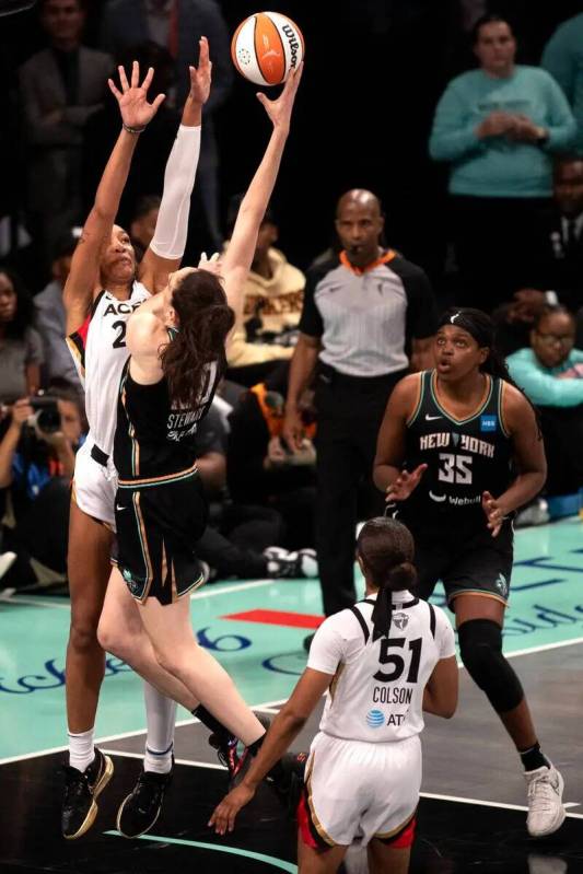 La alera de Las Vegas Aces A'ja Wilson (22) rechaza un tiro de la alera de New York Liberty Bre ...