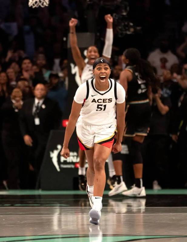 La escolta de Las Vegas Aces Sydney Colson (51) celebra la victoria de su equipo en el cuarto p ...