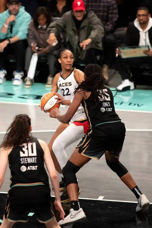 La alera de Las Vegas Aces A'ja Wilson (22) se prepara para lanzar contra la alera de New York ...