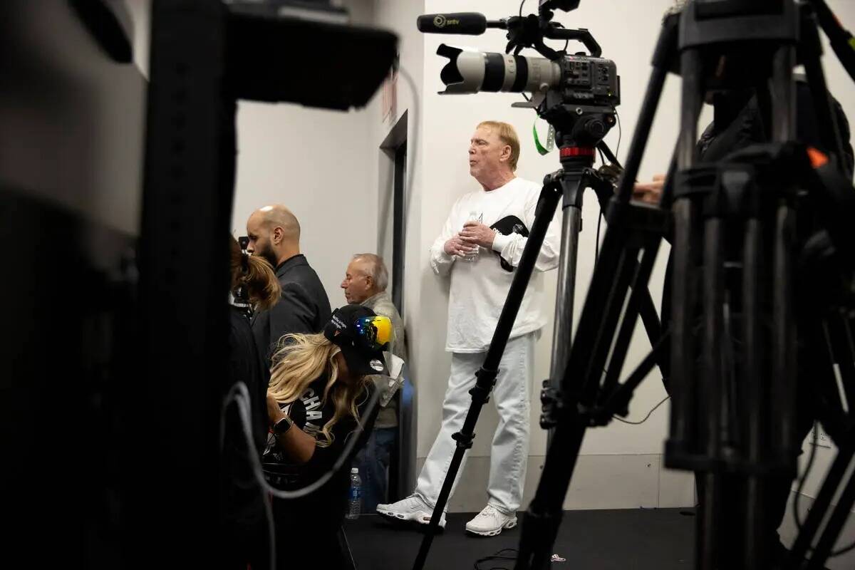 El dueño de Las Vegas Aces, Mark Davis, se queda detrás de las cámaras de televisión para v ...