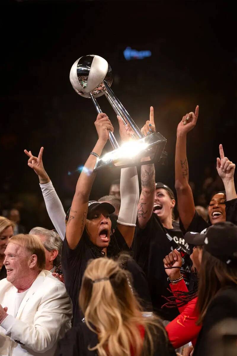 La alera de Las Vegas Aces A'ja Wilson (22) sostiene el trofeo de campeona de su equipo tras ga ...