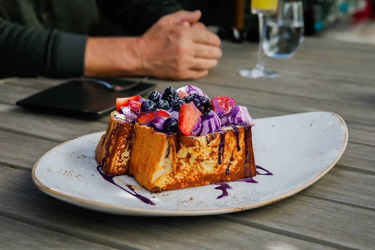 Tostada francesa rellena de Ube en The Pepper Club, que forma parte de la urbanización Midtown ...