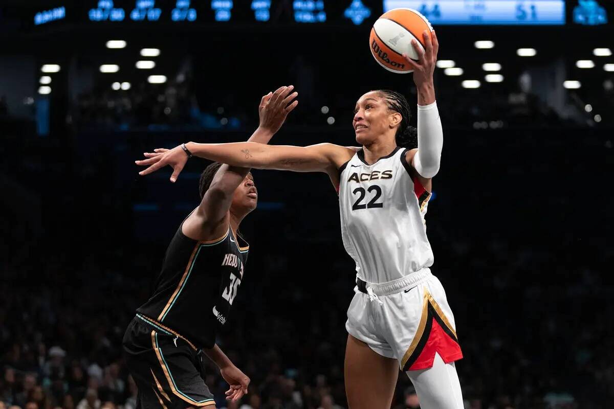 La alera de Las Vegas Aces A'ja Wilson (22) lanza alrededor de la alera de New York Liberty Jon ...