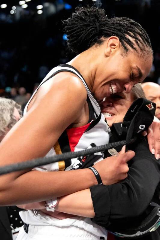 La alera de Las Vegas Aces, A'ja Wilson, abraza a su entrenadora Becky Hammon tras ganar el cua ...