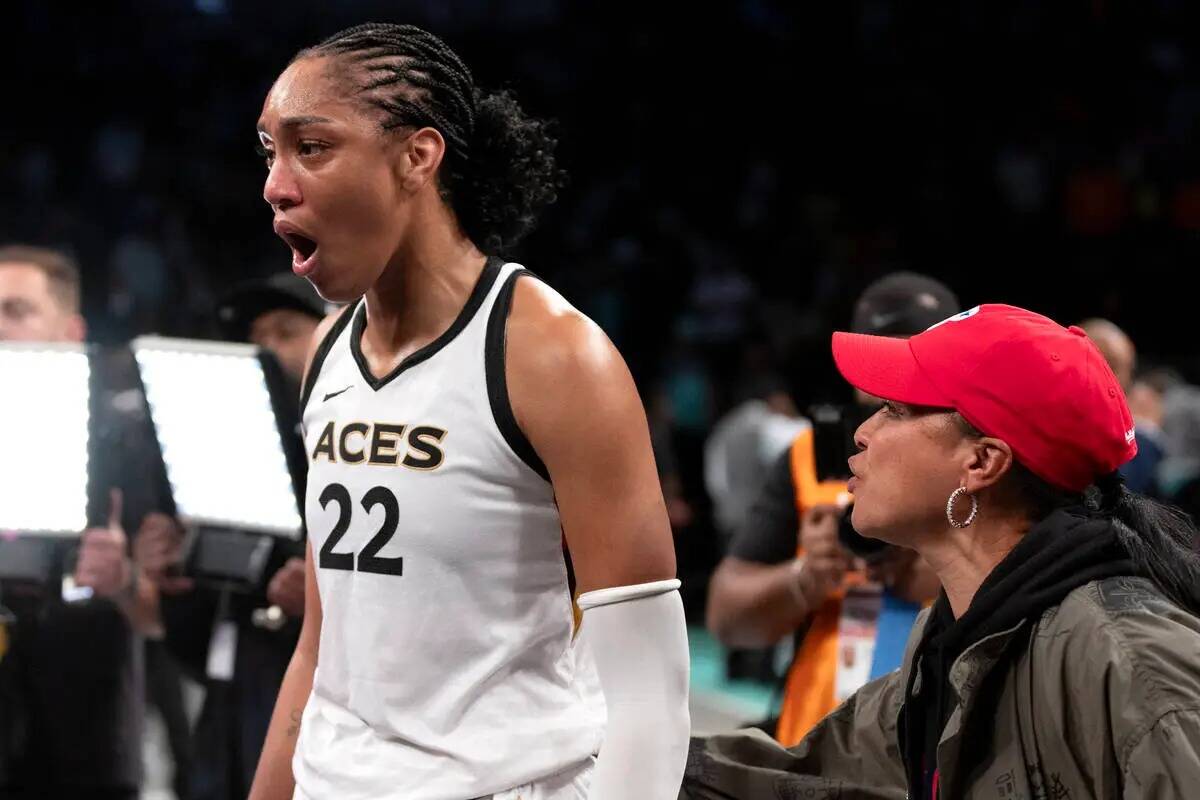 La alera de Las Vegas Aces A'ja Wilson (22) es felicitada por su ex entrenadora universitaria D ...