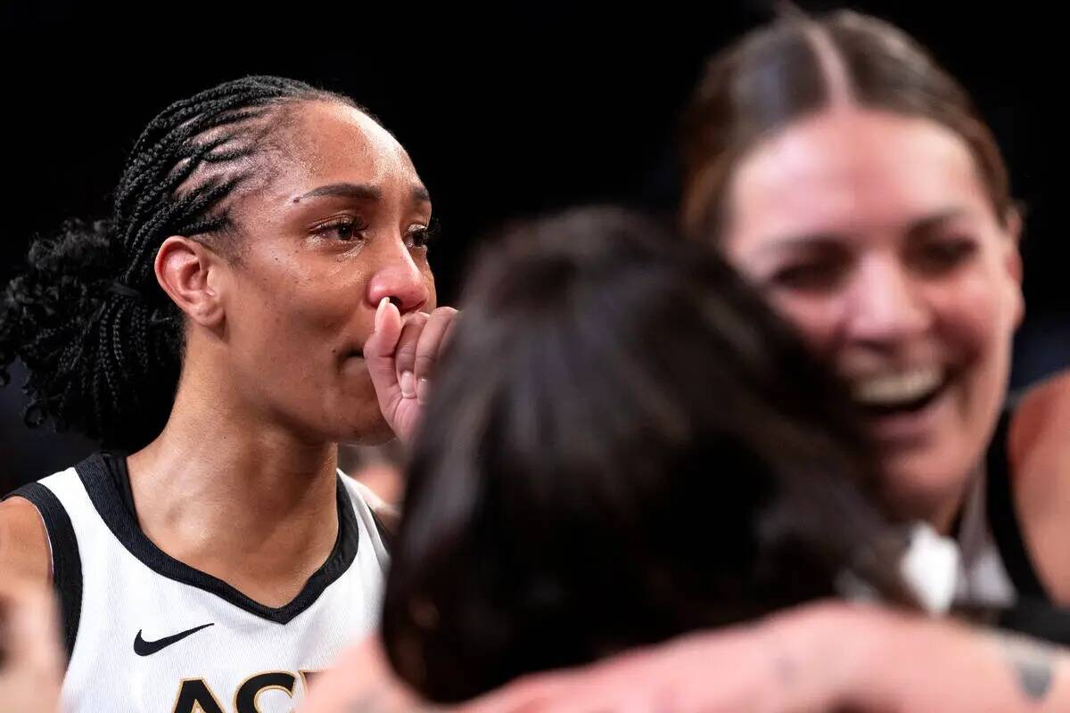 La alera de Las Vegas Aces, A'ja Wilson, a la izquierda, disfruta del momento tras ganar el cua ...