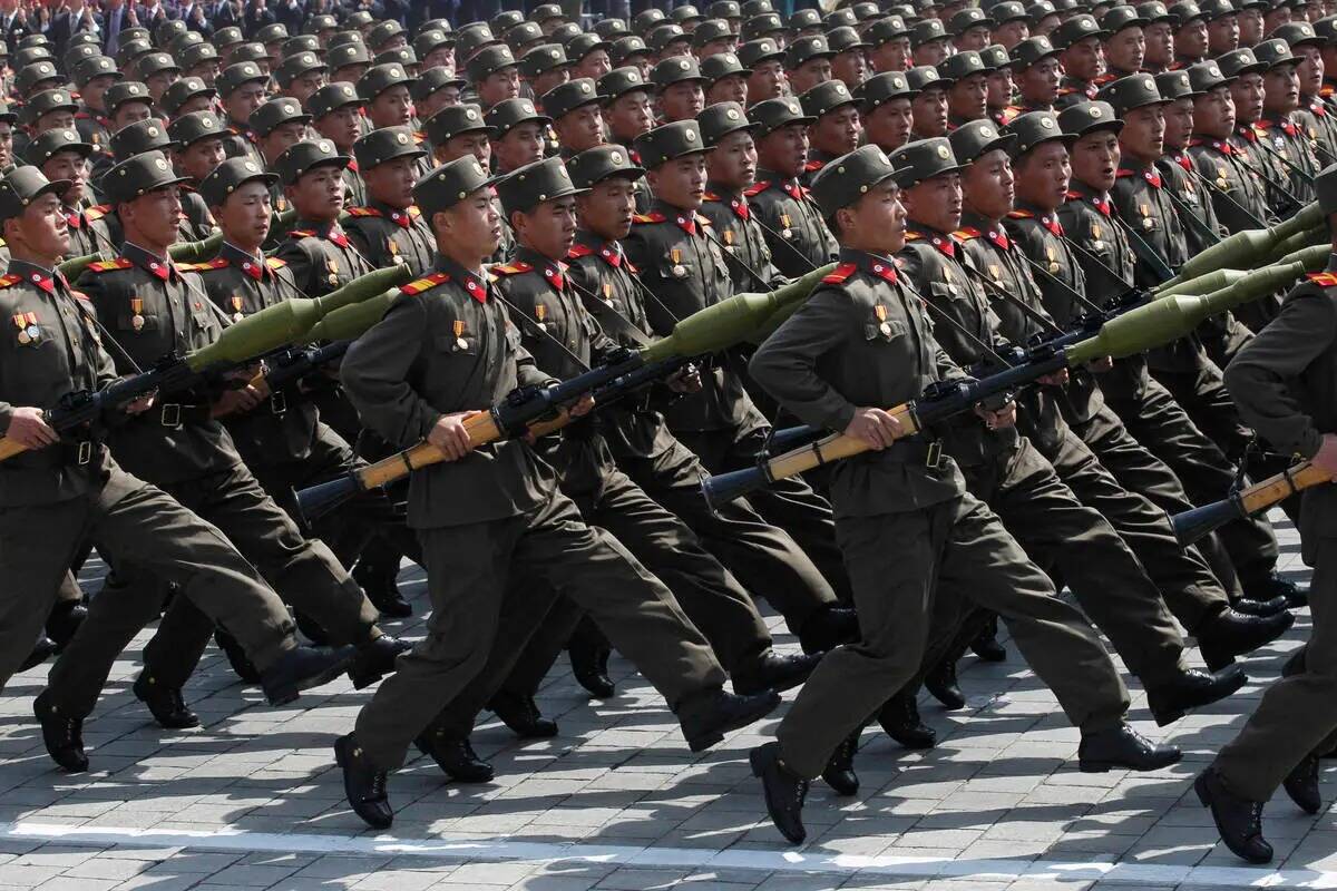 ARCHIVO - Soldados norcoreanos marchan durante un desfile militar masivo en la plaza Kim Il Sun ...