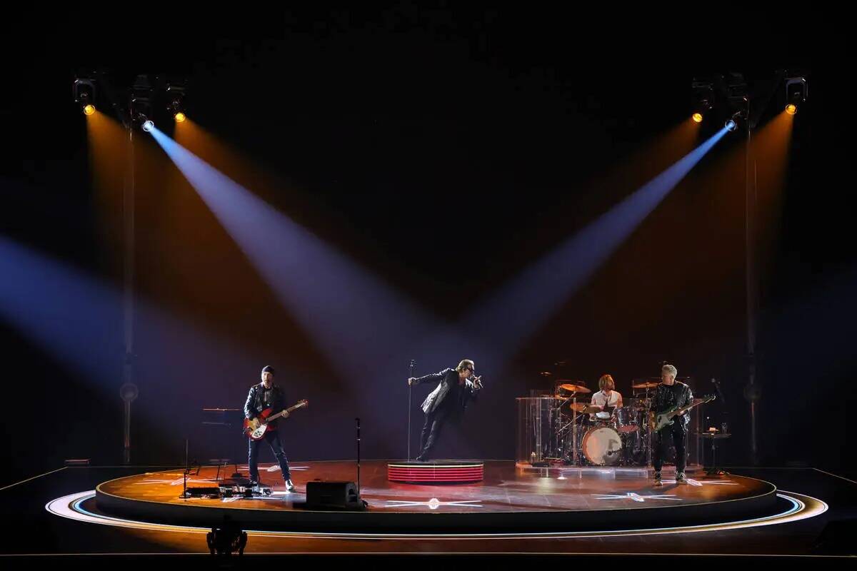 Bono, The Edge, Adam Clayton y Bram van den Berg de U2 se presentan durante la noche de apertur ...