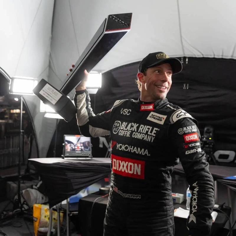 Travis Pastrana, estrella de los deportes de acción y piloto de Nitrocross, posa con el trofeo ...