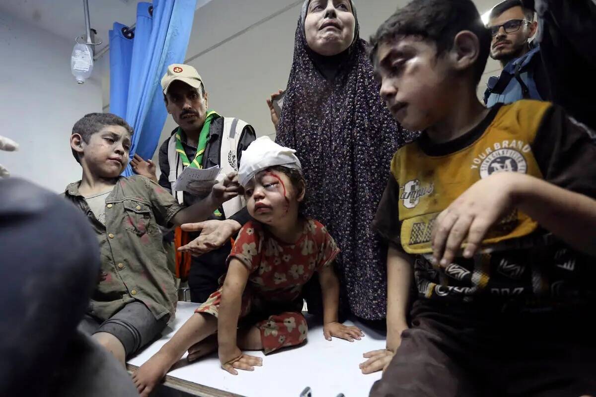 Palestinos heridos llegan al hospital al-Shifa tras los ataques aéreos israelíes sobre la ciu ...