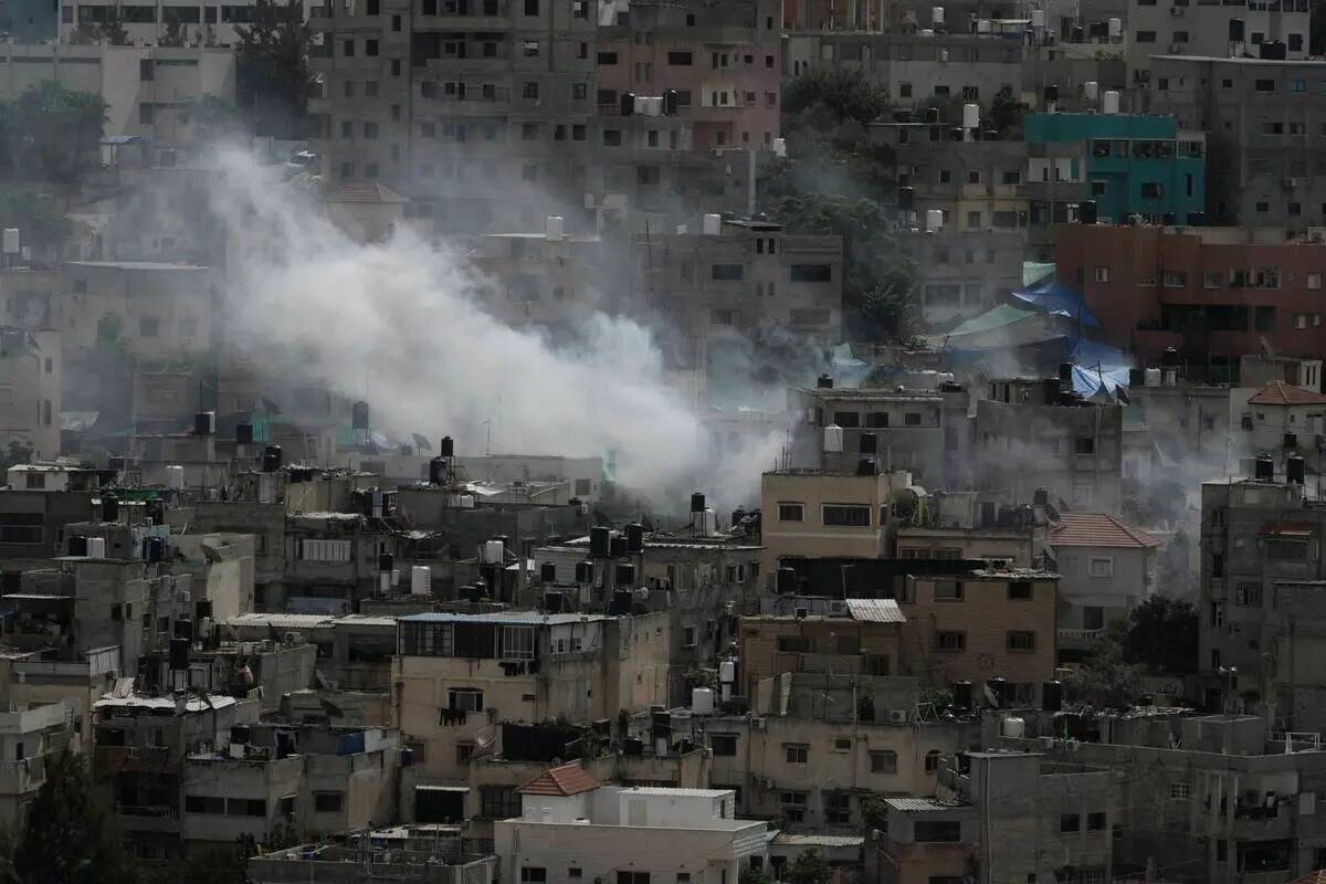 El humo aumenta durante una incursión militar israelí en Nur Shams, Cisjordania, el jueves 19 ...