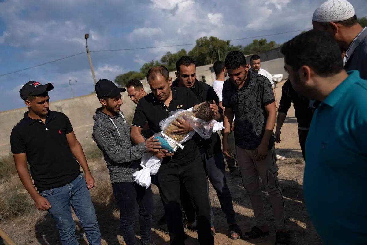 Un palestino sostiene el cuerpo de su sobrino muerto en el bombardeo israelí de la Franja de G ...