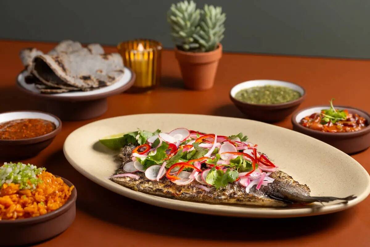 Pescado entero a la leña de Leoncito, el moderno restaurante mexicano que abrirá el 7 de novi ...