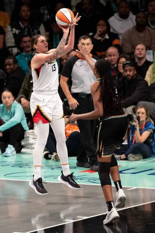 La alera de Las Vegas Aces Cayla George (13) lanza contra la alera de New York Liberty Jonquel ...