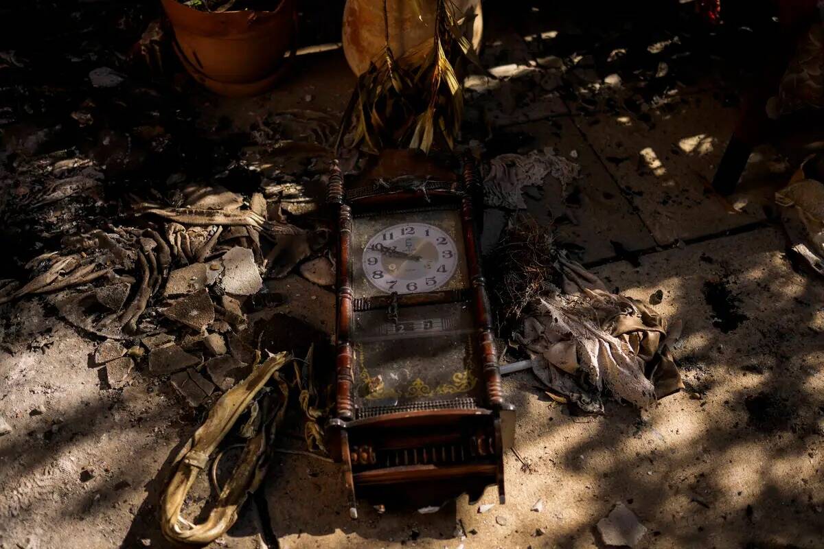 Un reloj dañado fuera de una casa que fue atacada durante una invasión masiva de Hamás en el ...