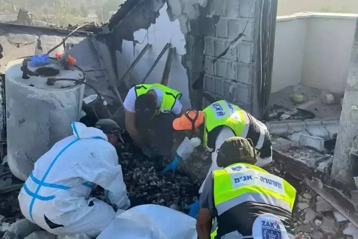 Voluntarios del equipo de respuesta de emergencia de la ZAKA trabajan para localizar los cadáv ...