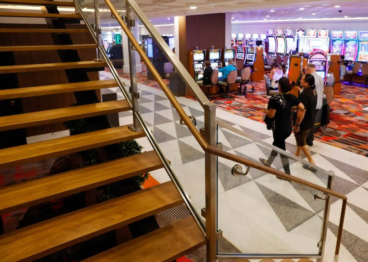 Nueva escalera se ve en Fremont hotel-casino en el centro de Las Vegas, el miércoles, 18 de oc ...
