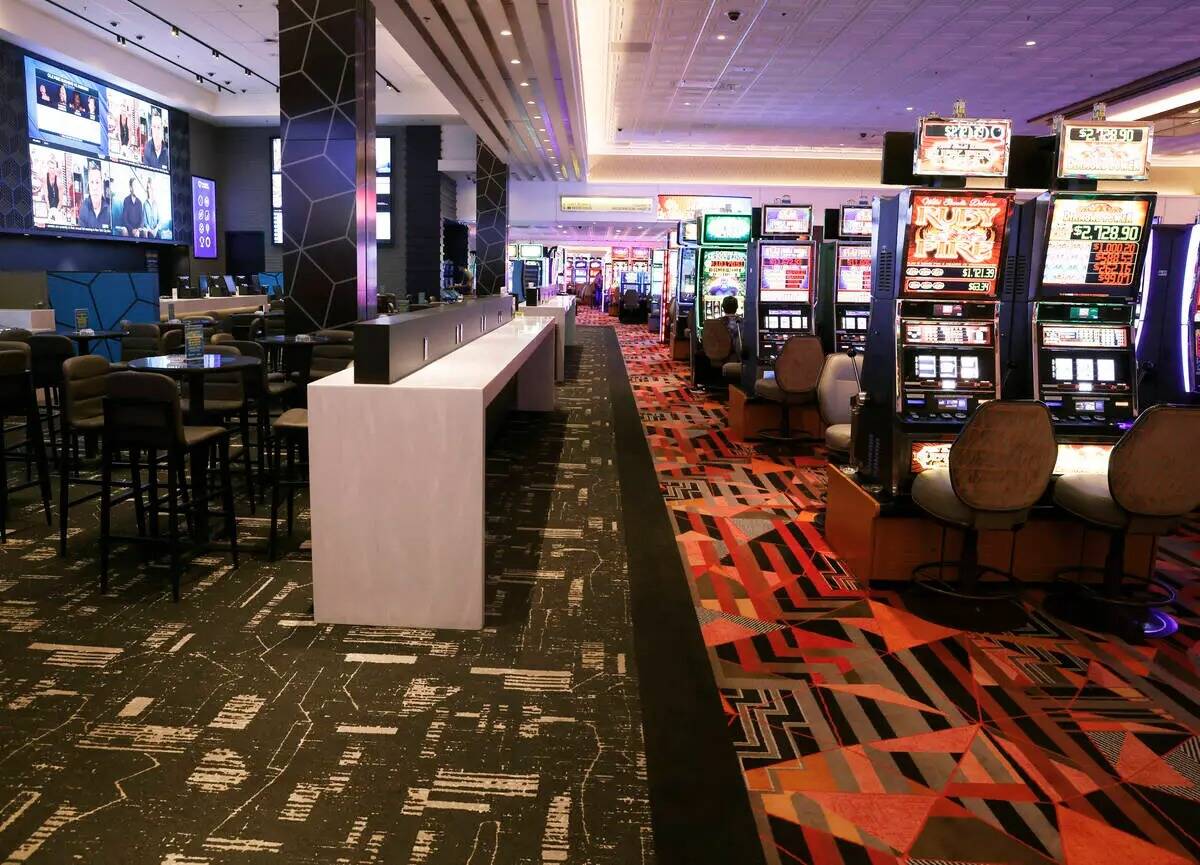 El recién renovado FanDuel Sportsbook y piso del casino se ven, como parte de un proyecto de r ...