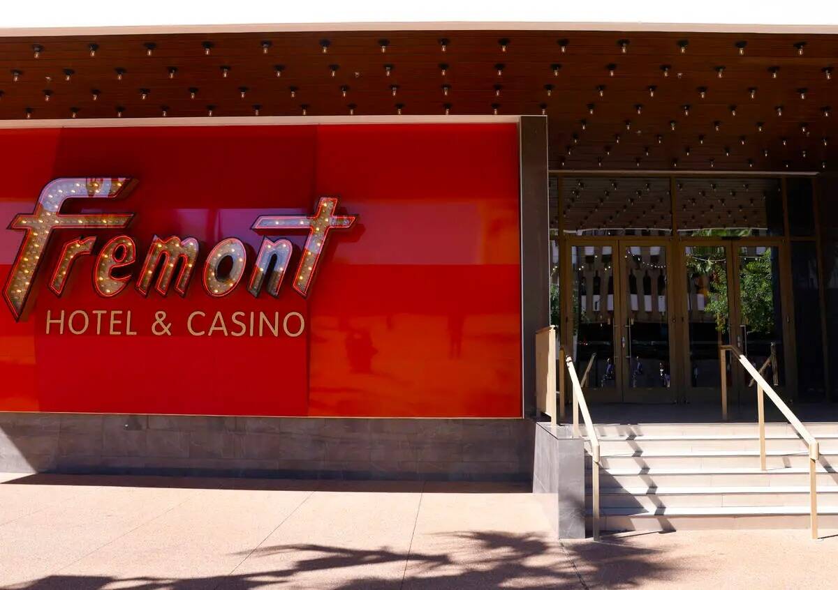 La recién renovada entrada del Casino Fremont, como parte de un proyecto de renovación de 50 ...