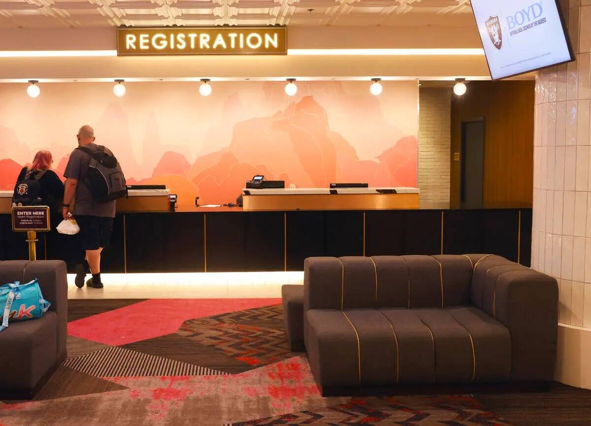 Los huéspedes del hotel se registran en el mostrador de registro del recién renovado Fremont, ...