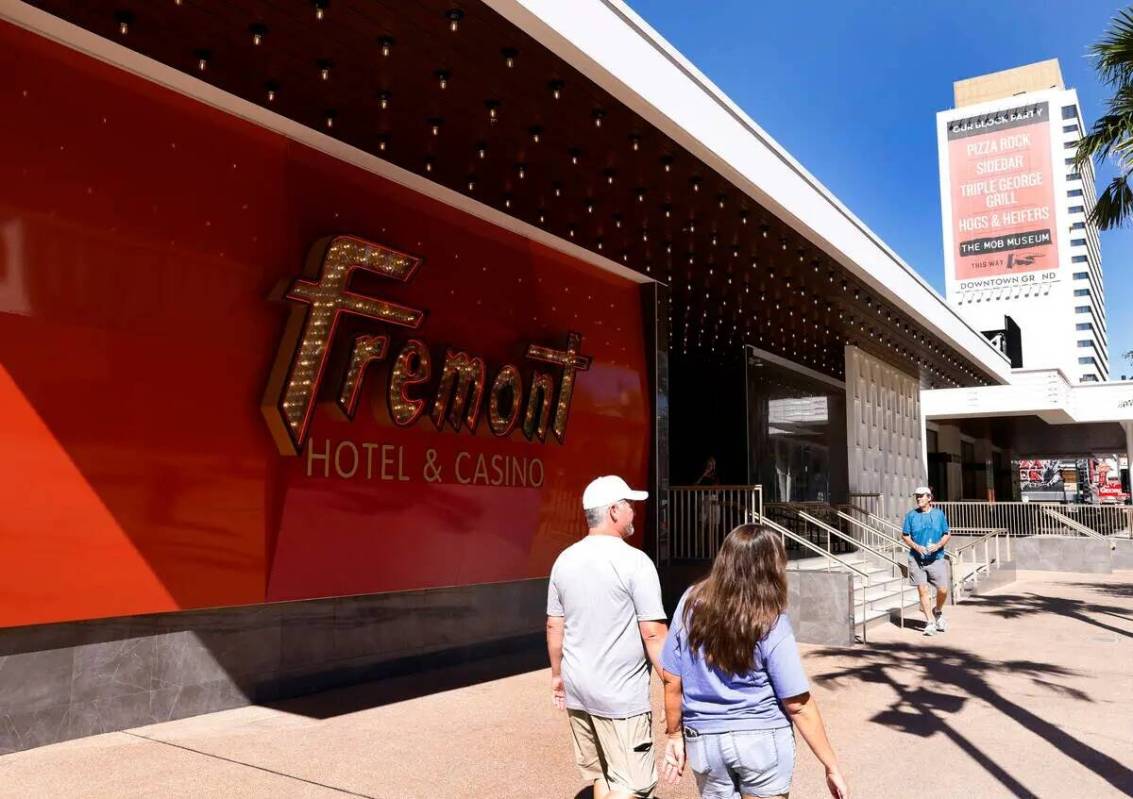 La recién renovada entrada del Casino Fremont, como parte de un proyecto de renovación de 50 ...