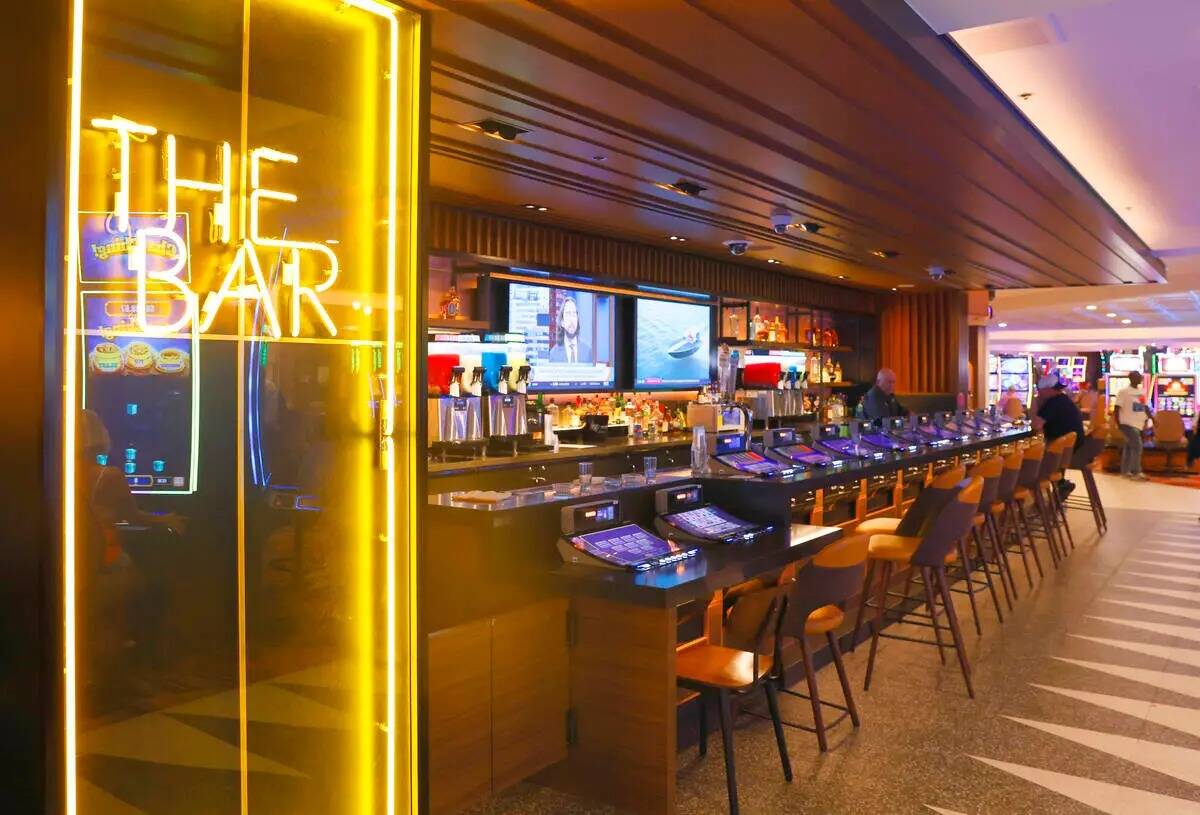 El Bar se ve en el recientemente renovado Fremont Casino, el miércoles 18 de octubre de 2023, ...