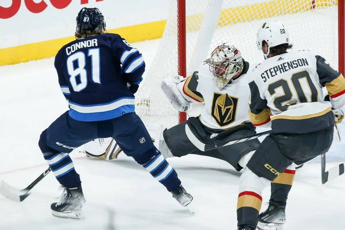 Vegas Golden Knights portero Logan Thompson, centro, ataja el disparo de Winnipeg Jets' Kyle Co ...