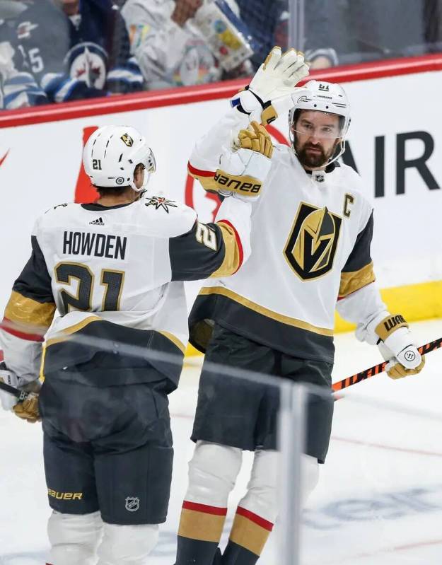 Brett Howden (21) de Vegas Golden Knights y Mark Stone (61) celebran después del gol de Howden ...