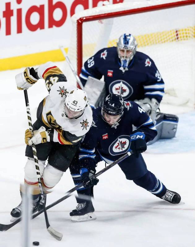 Neal Pionk (4) de los Winnipeg Jets defiende contra Paul Cotter (43) de los Vegas Golden Knight ...