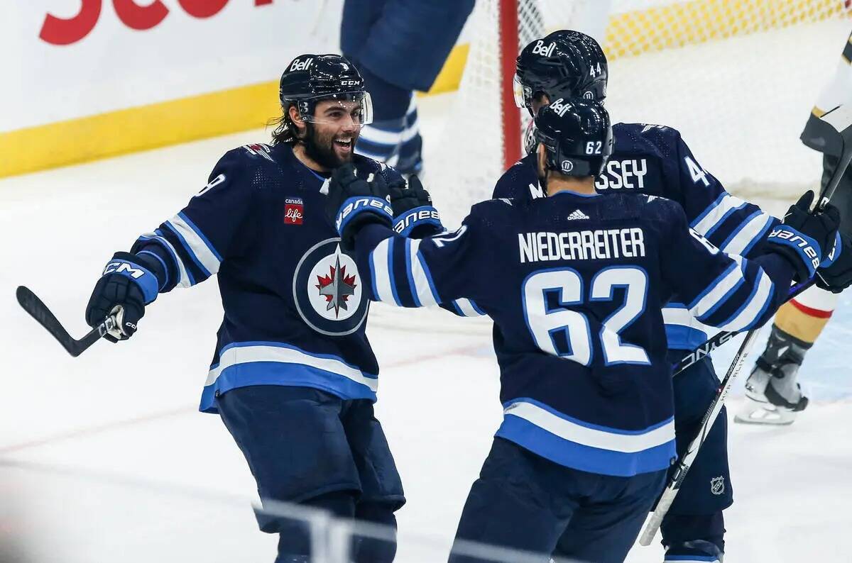 Alex Iafallo (9) de los Winnipeg Jets, Nino Niederreiter (62) y Josh Morrissey (44) celebran el ...