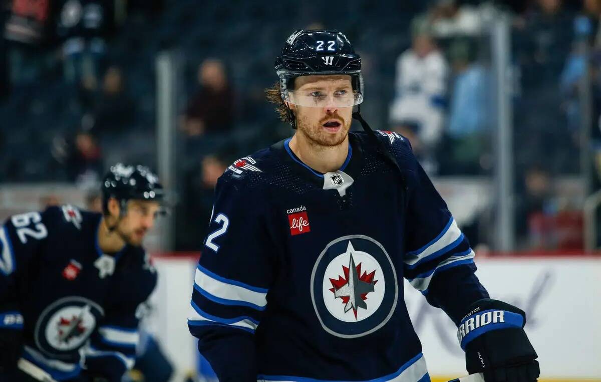 Mason Appleton (22) de los Winnipeg Jets calienta antes de un partido de hockey de la NHL contr ...