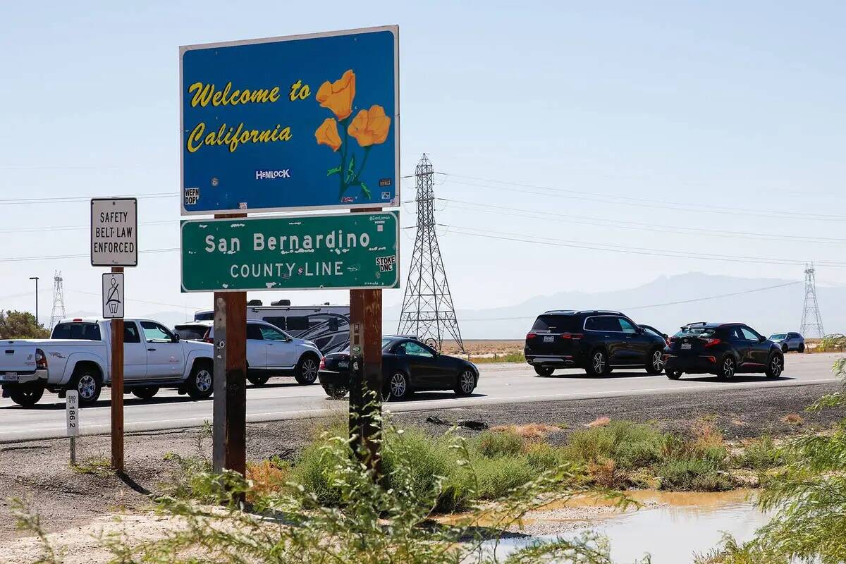 Autos viajan a California en la Interestatal 15 al pasar sobre la frontera del estado el lunes ...