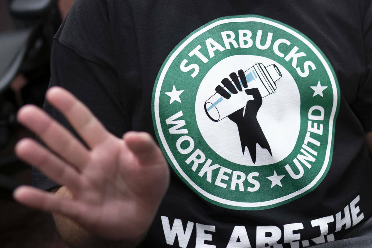 Archivo - El logotipo de Starbucks Workers United aparece en la camiseta de un exempleado de St ...